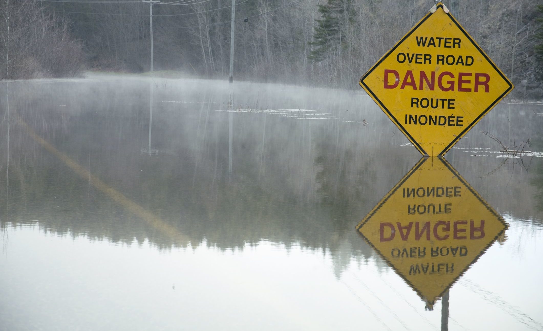 Over the road. Указатель вода там. Flood risk on Living Water.