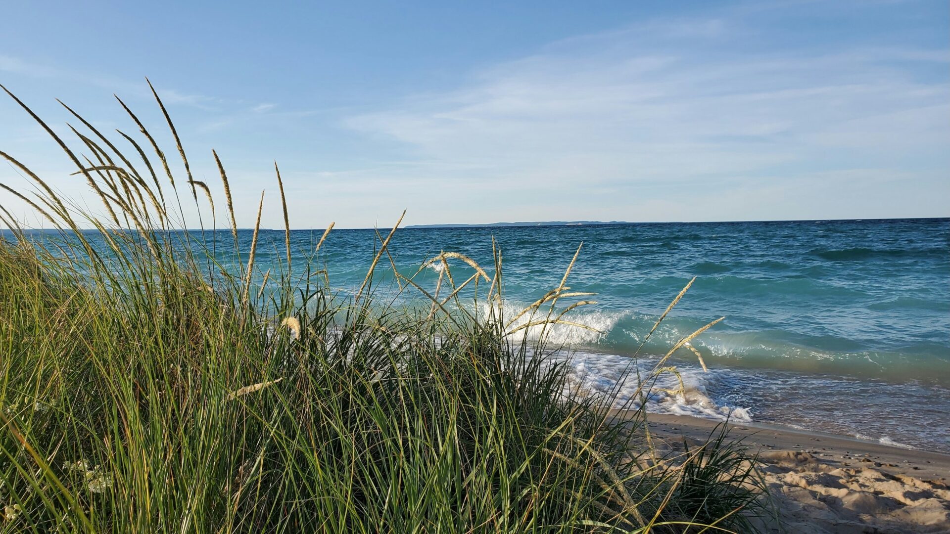 Shoreline image of the Great Lakes with waves rolling in.